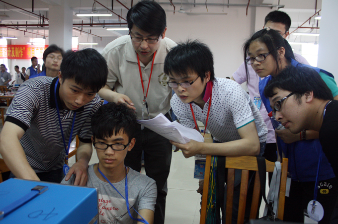 乐竞(中国)代表队调试比赛作品,评委老师打分